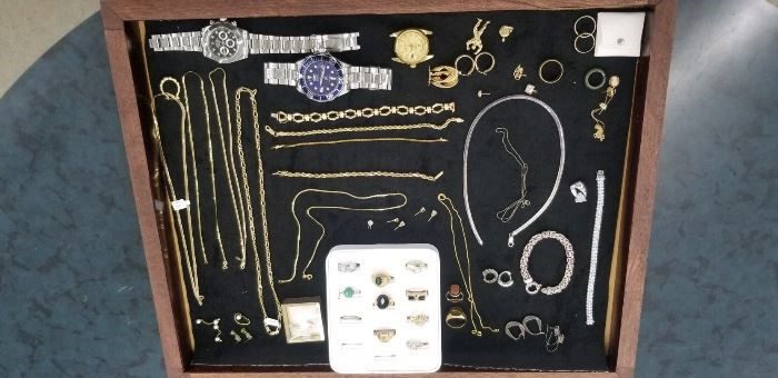 A table with many different types of jewelry.